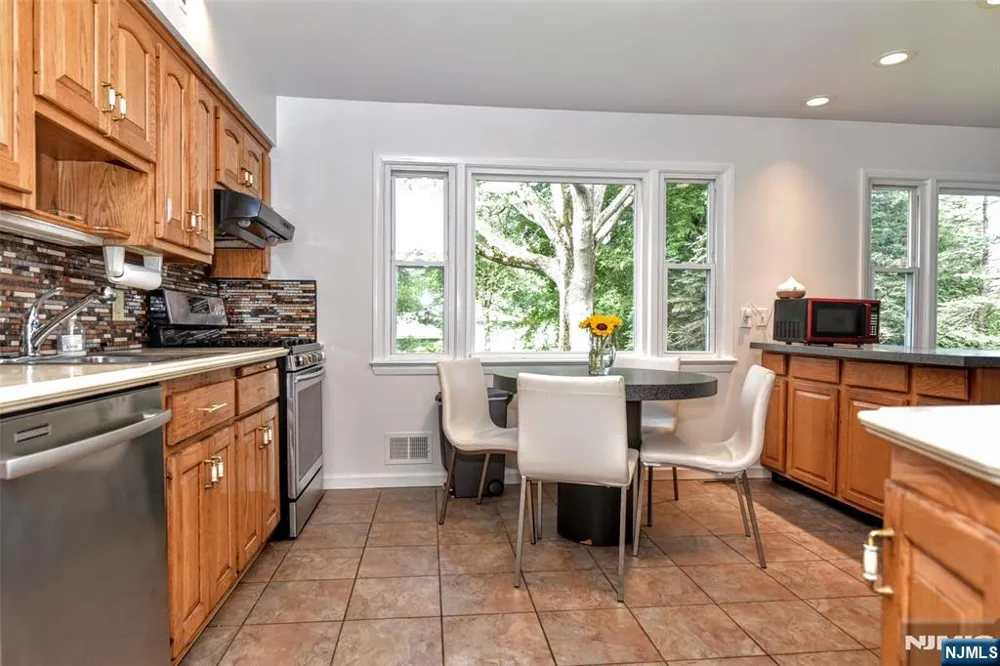 11 Kenyon Court Norwood, NJ 07648