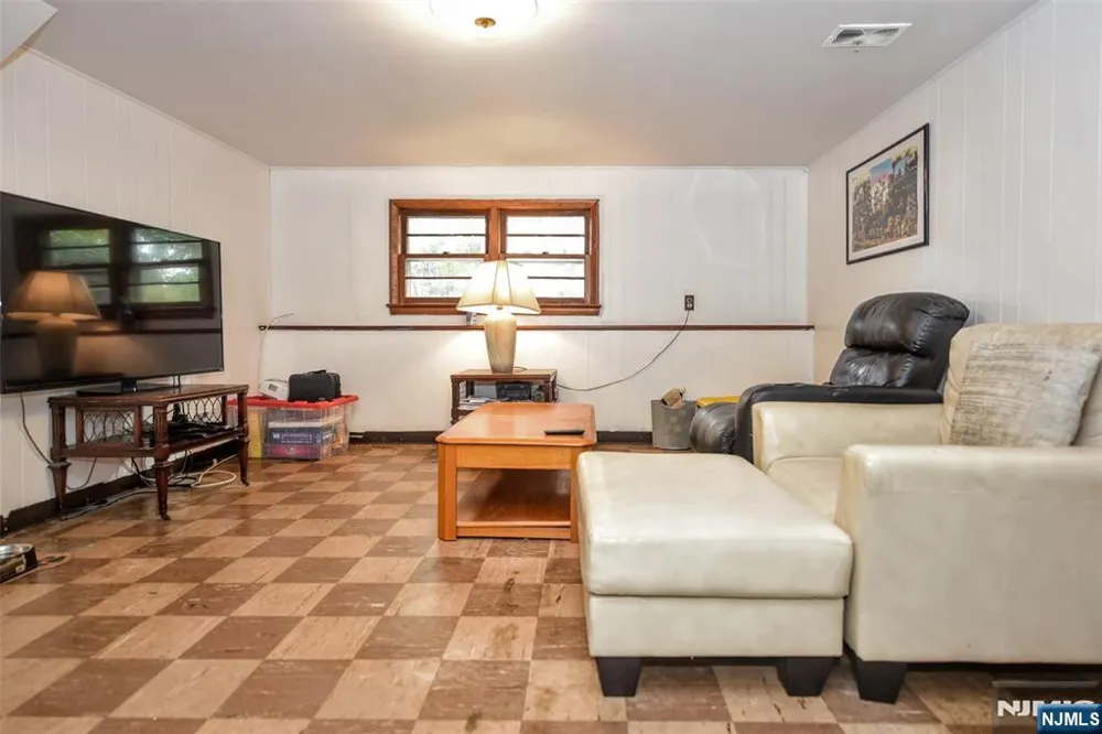 11 Kenyon Court Norwood, NJ 07648