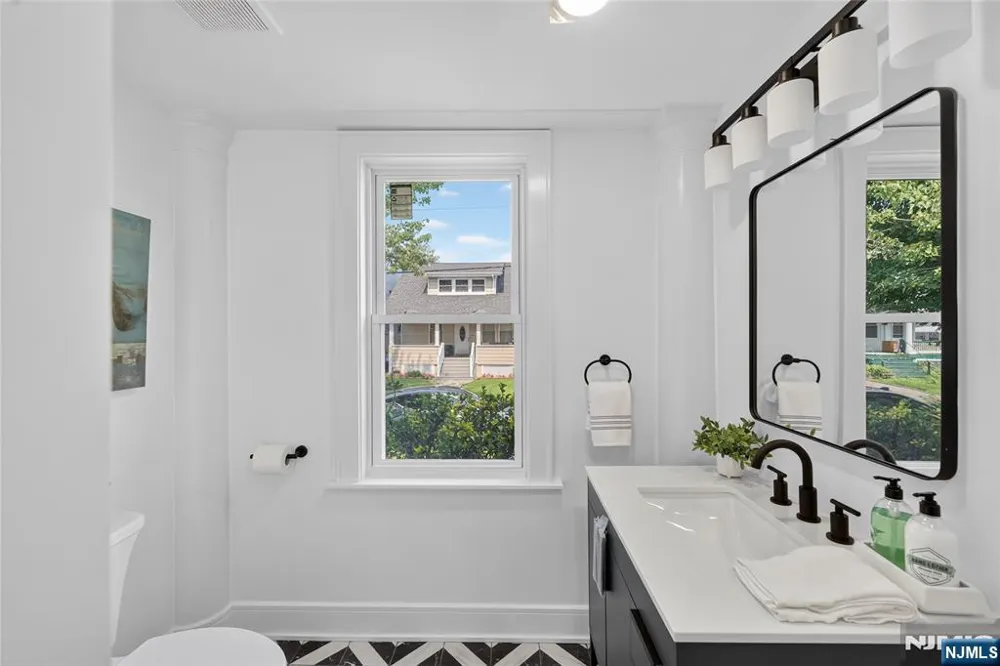 32 Fontaine Avenue Bloomfield, NJ 07003
