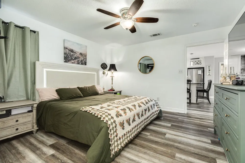 617 E Myrtle Street Angleton, TX 77515