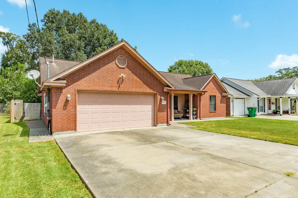 617 E Myrtle Street Angleton, TX 77515