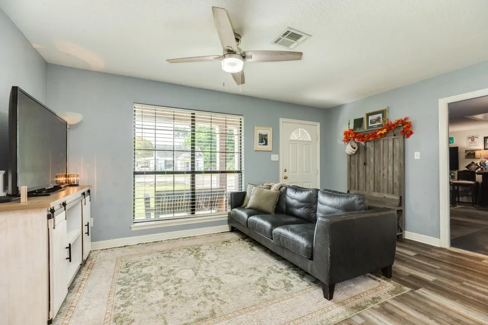 617 E Myrtle Street Angleton, TX 77515