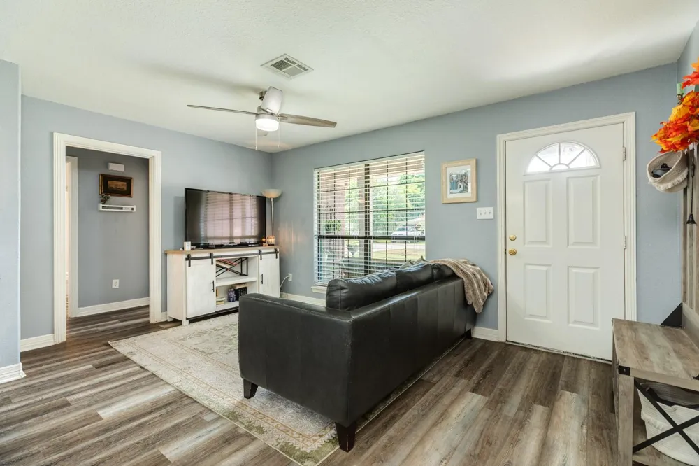 617 E Myrtle Street Angleton, TX 77515