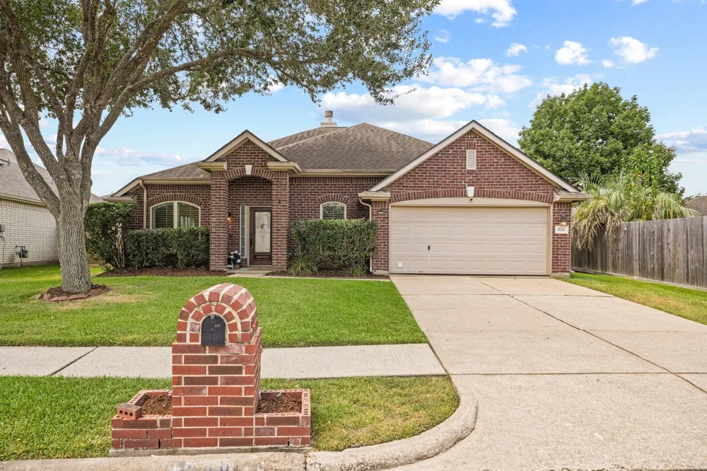 4926 Quiet Canyon Drive Friendswood, TX 77546