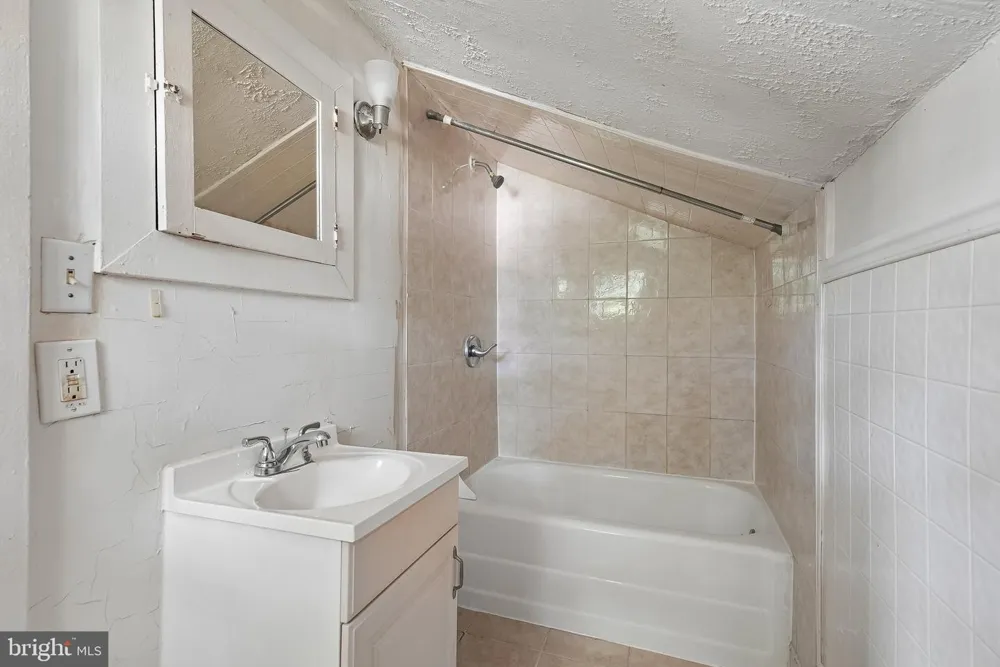 11 MAIN BLVD Ewing, NJ 08618
