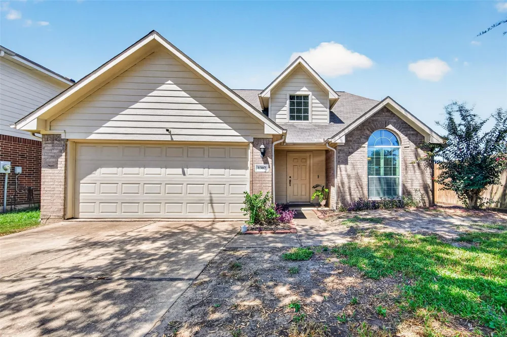1302 E April Rain Court Missouri City, TX 77489