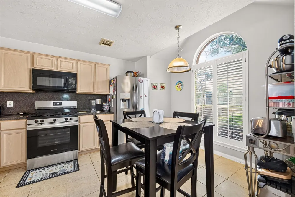 1302 E April Rain Court Missouri City, TX 77489