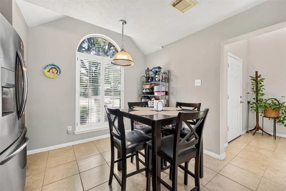 1302 E April Rain Court Missouri City, TX 77489