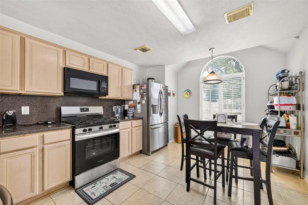 1302 E April Rain Court Missouri City, TX 77489