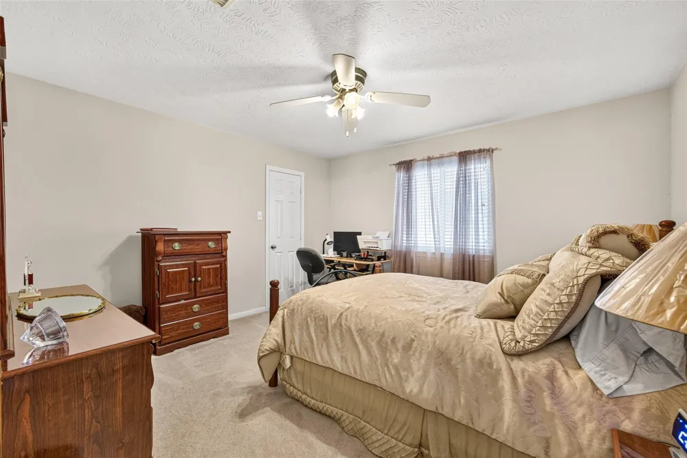 1302 E April Rain Court Missouri City, TX 77489