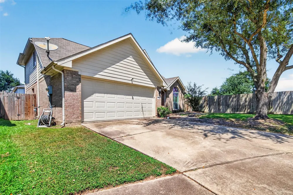 1302 E April Rain Court Missouri City, TX 77489