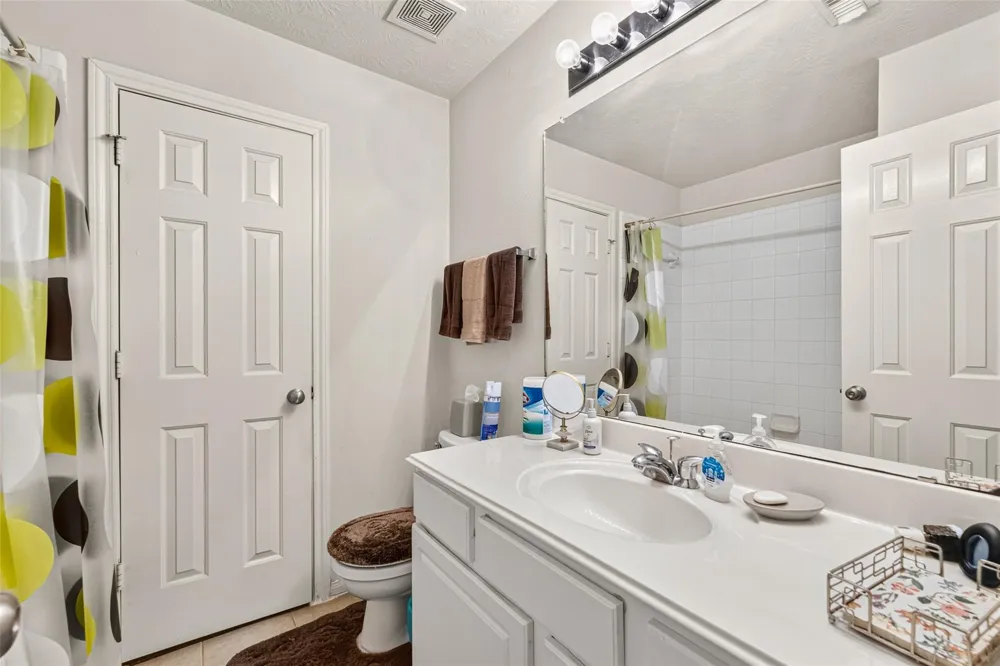 1302 E April Rain Court Missouri City, TX 77489
