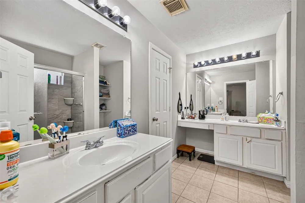 1302 E April Rain Court Missouri City, TX 77489