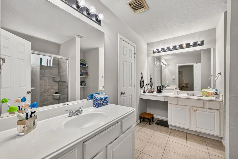 1302 E April Rain Court Missouri City, TX 77489