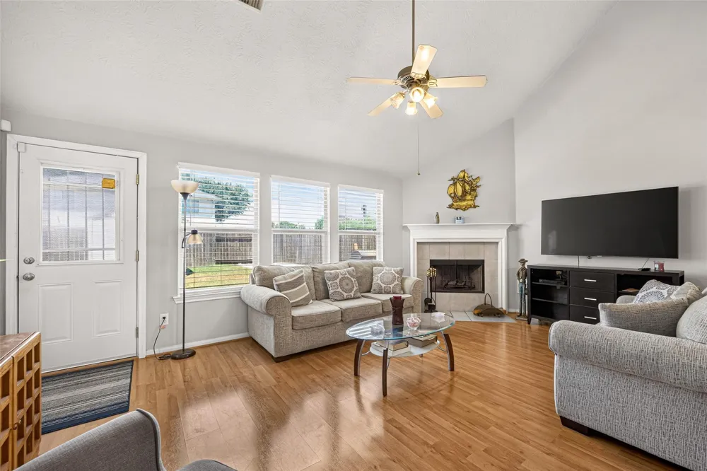 1302 E April Rain Court Missouri City, TX 77489