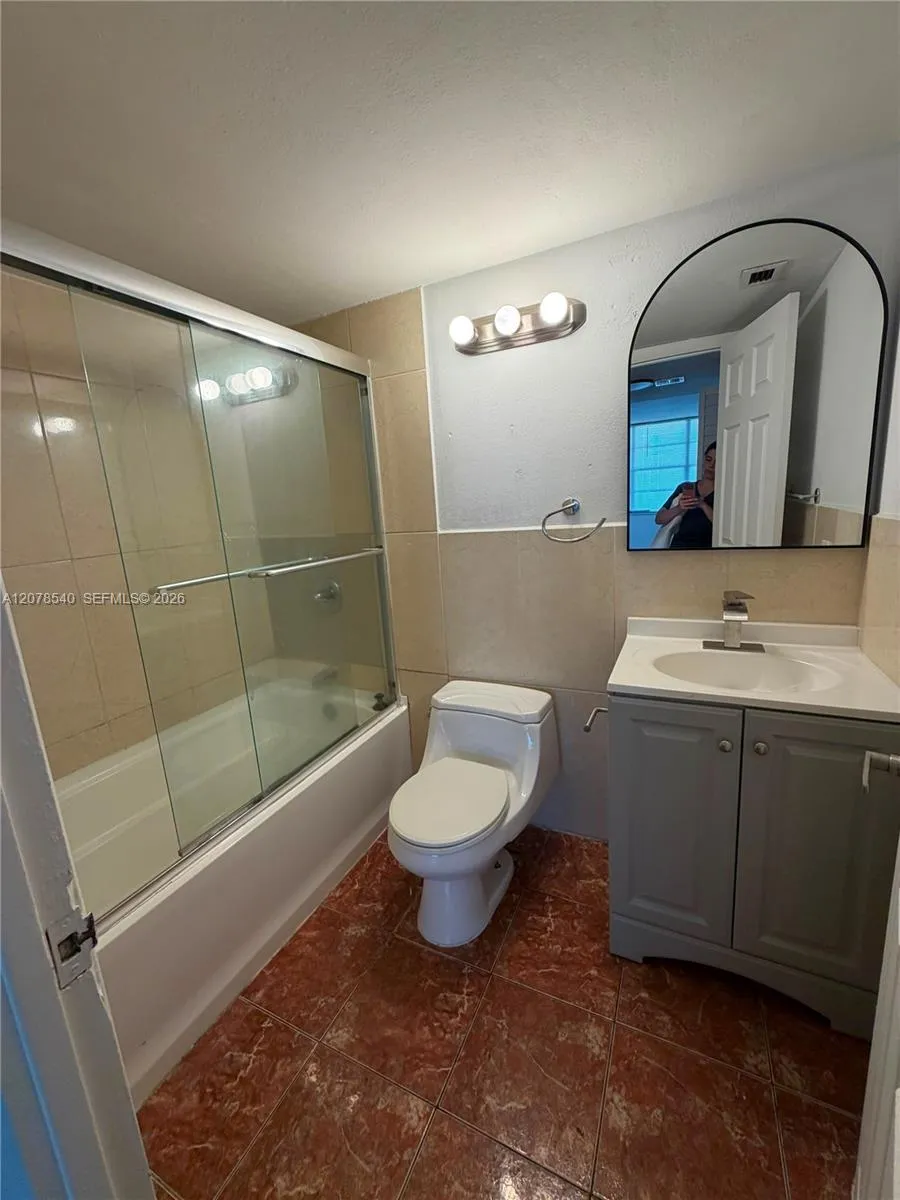 2025 NE 164th St #1015 North Miami Beach, FL 33162