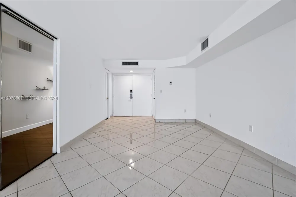 6423 Collins Ave #1702 Miami Beach, FL 33141