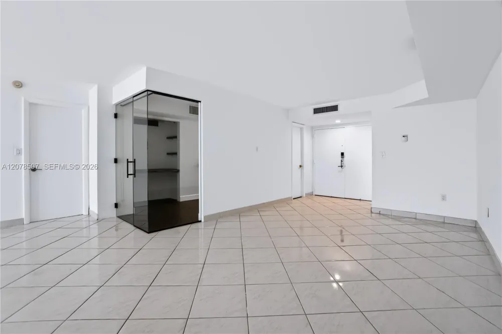 6423 Collins Ave #1702 Miami Beach, FL 33141