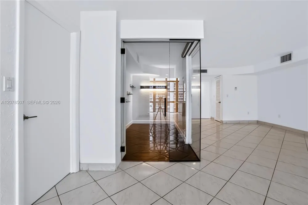 6423 Collins Ave #1702 Miami Beach, FL 33141