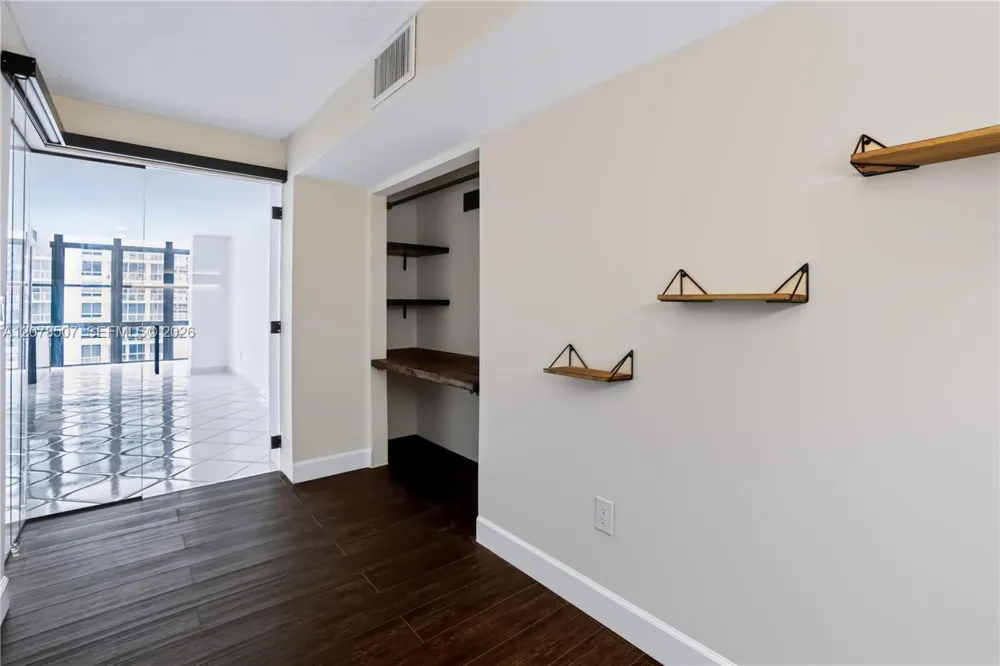 6423 Collins Ave #1702 Miami Beach, FL 33141