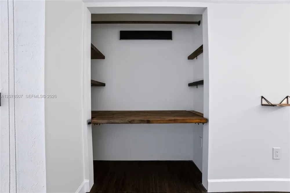 6423 Collins Ave #1702 Miami Beach, FL 33141