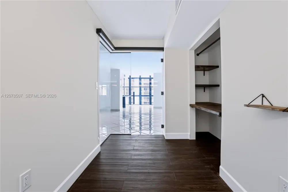 6423 Collins Ave #1702 Miami Beach, FL 33141