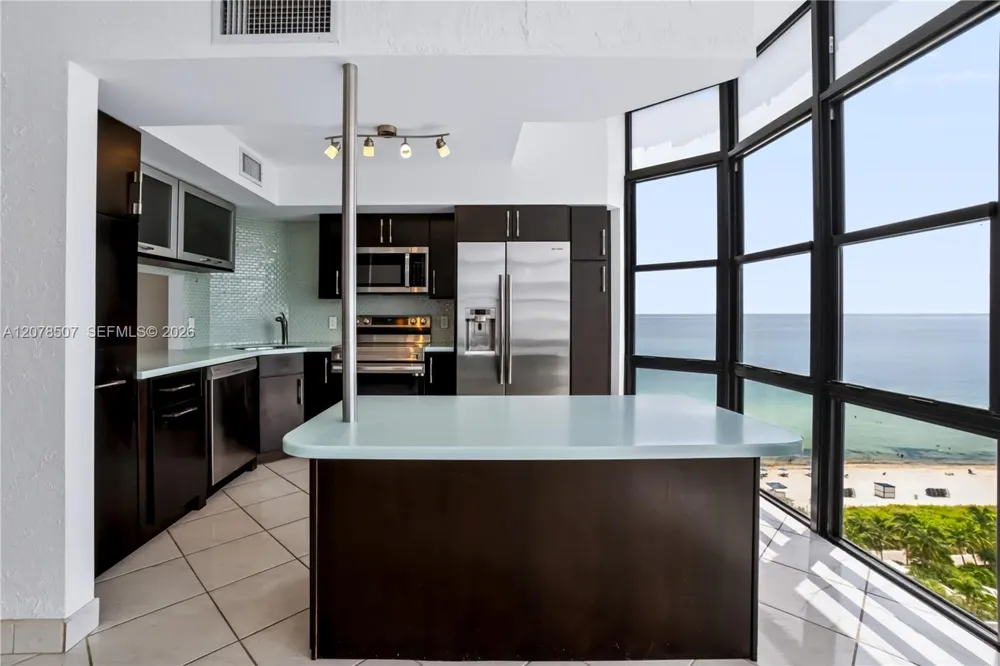 6423 Collins Ave #1702 Miami Beach, FL 33141