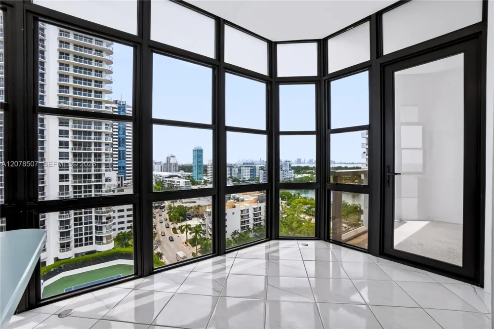 6423 Collins Ave #1702 Miami Beach, FL 33141
