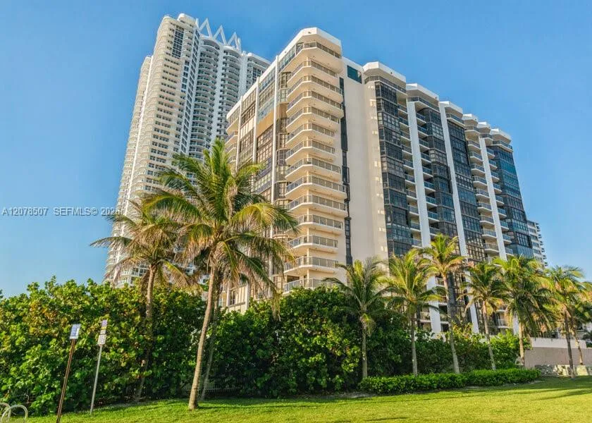 6423 Collins Ave #1702 Miami Beach, FL 33141