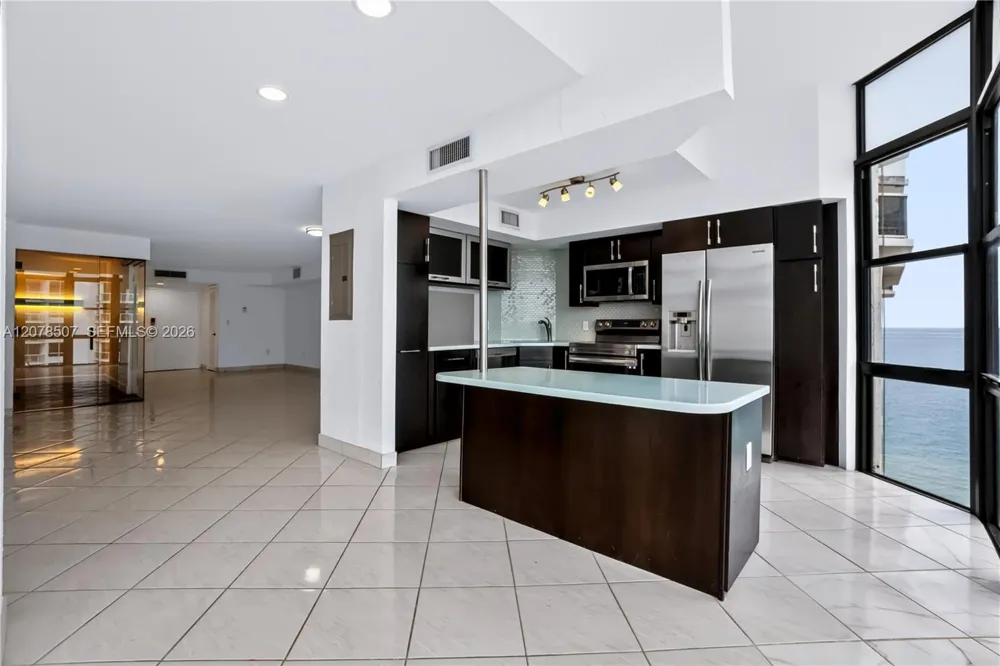 6423 Collins Ave #1702 Miami Beach, FL 33141