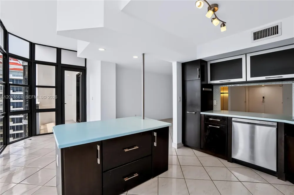 6423 Collins Ave #1702 Miami Beach, FL 33141