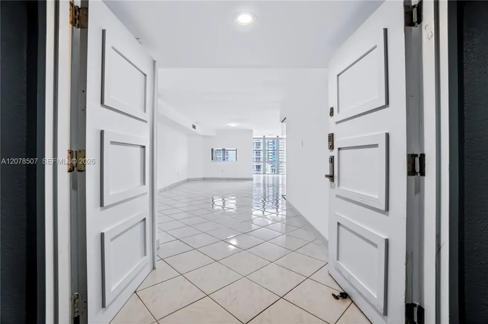 6423 Collins Ave #1702 Miami Beach, FL 33141