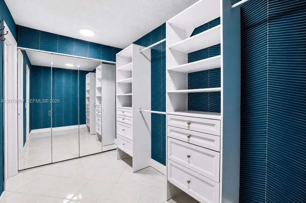 6423 Collins Ave #1702 Miami Beach, FL 33141
