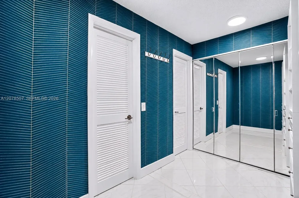6423 Collins Ave #1702 Miami Beach, FL 33141