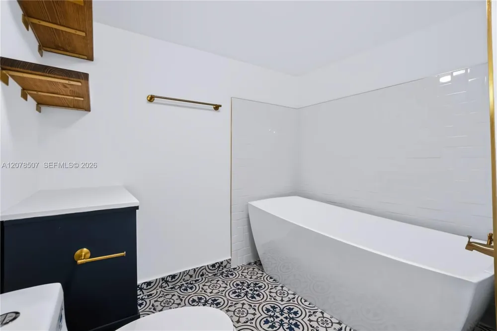 6423 Collins Ave #1702 Miami Beach, FL 33141
