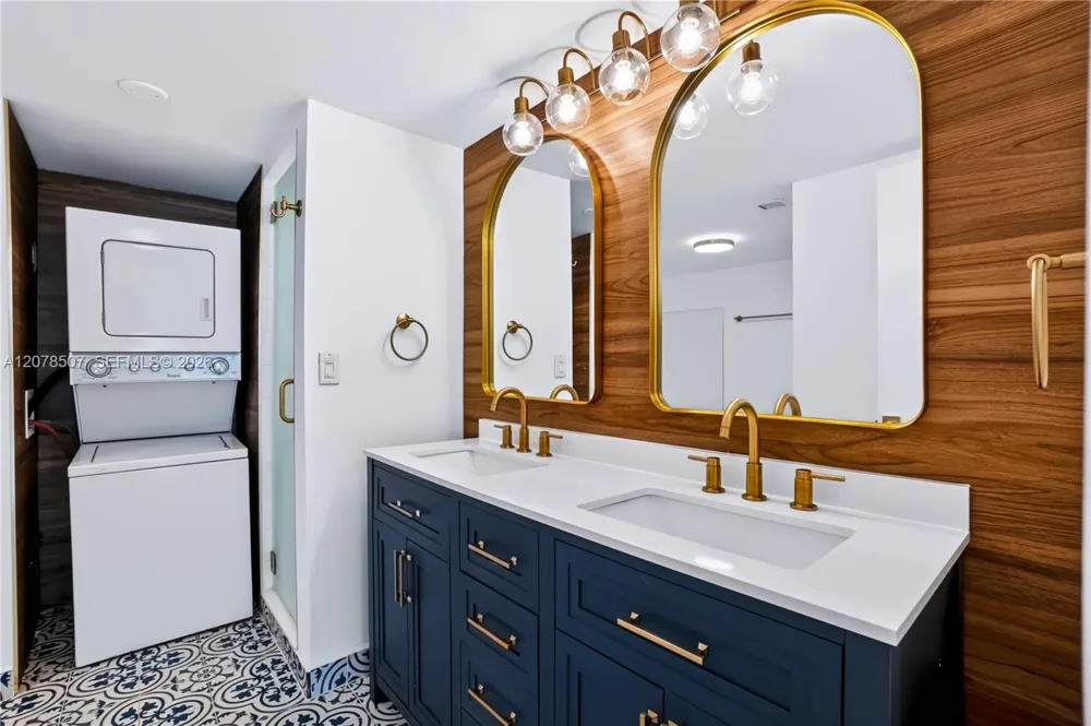 6423 Collins Ave #1702 Miami Beach, FL 33141