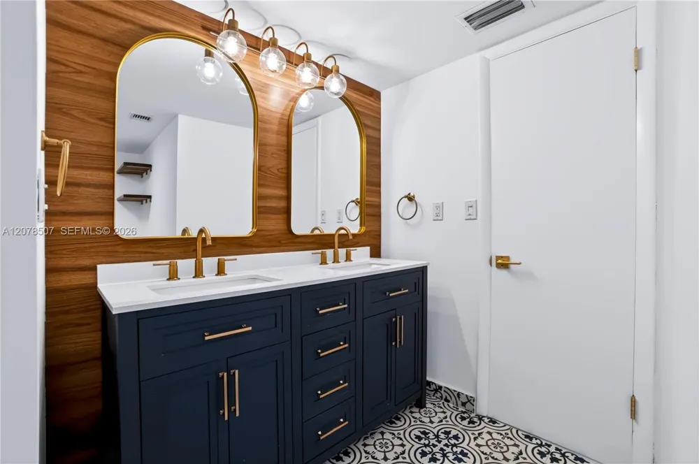 6423 Collins Ave #1702 Miami Beach, FL 33141