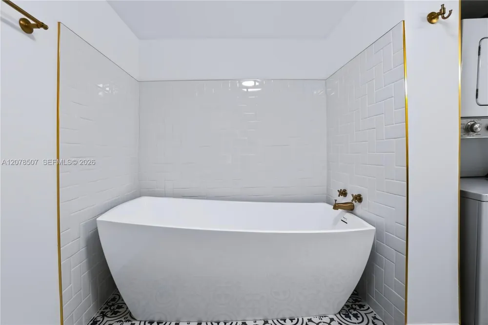 6423 Collins Ave #1702 Miami Beach, FL 33141