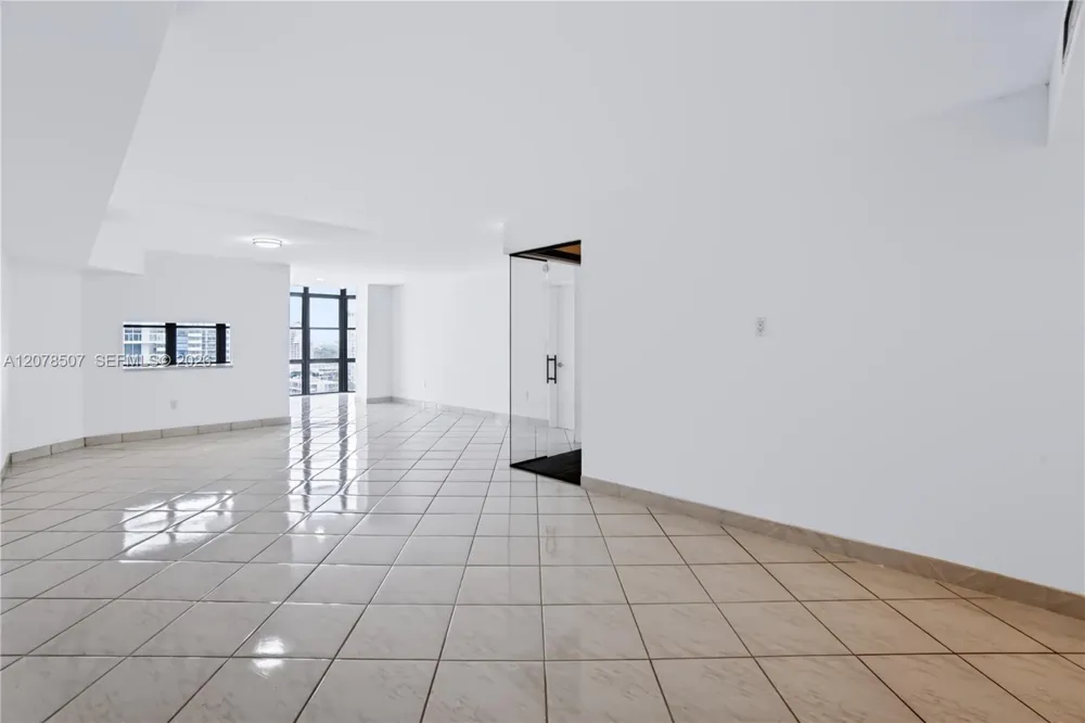 6423 Collins Ave #1702 Miami Beach, FL 33141