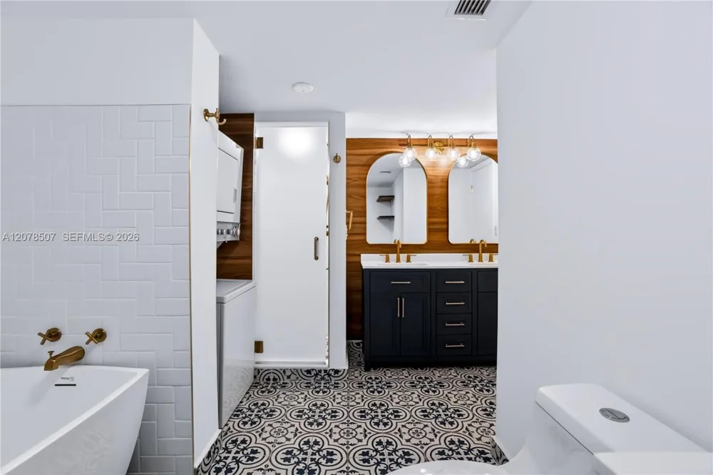 6423 Collins Ave #1702 Miami Beach, FL 33141