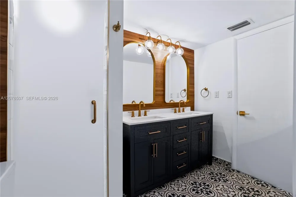 6423 Collins Ave #1702 Miami Beach, FL 33141
