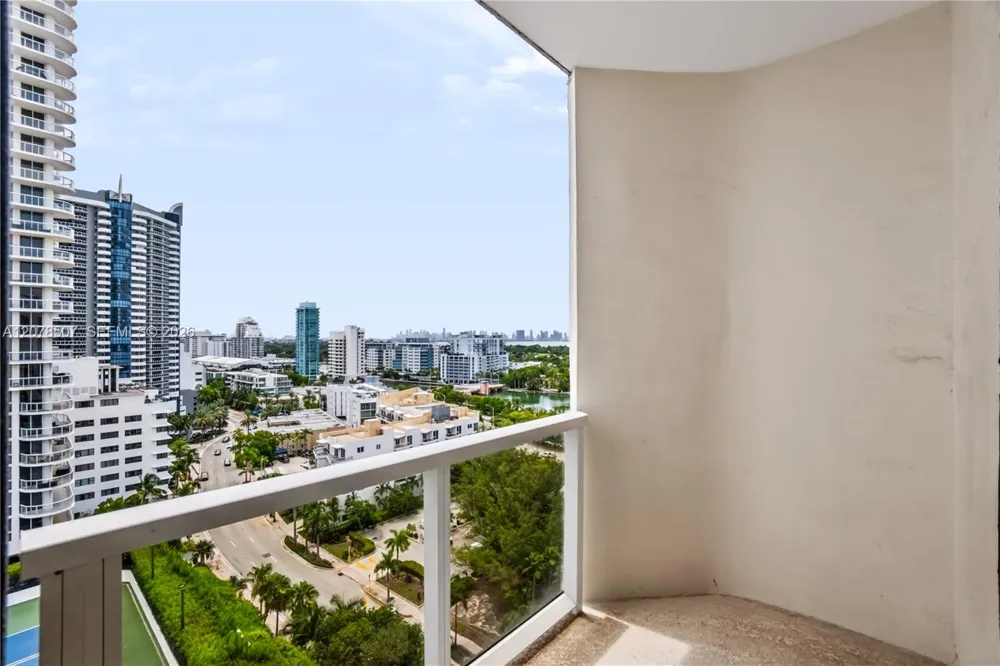 6423 Collins Ave #1702 Miami Beach, FL 33141