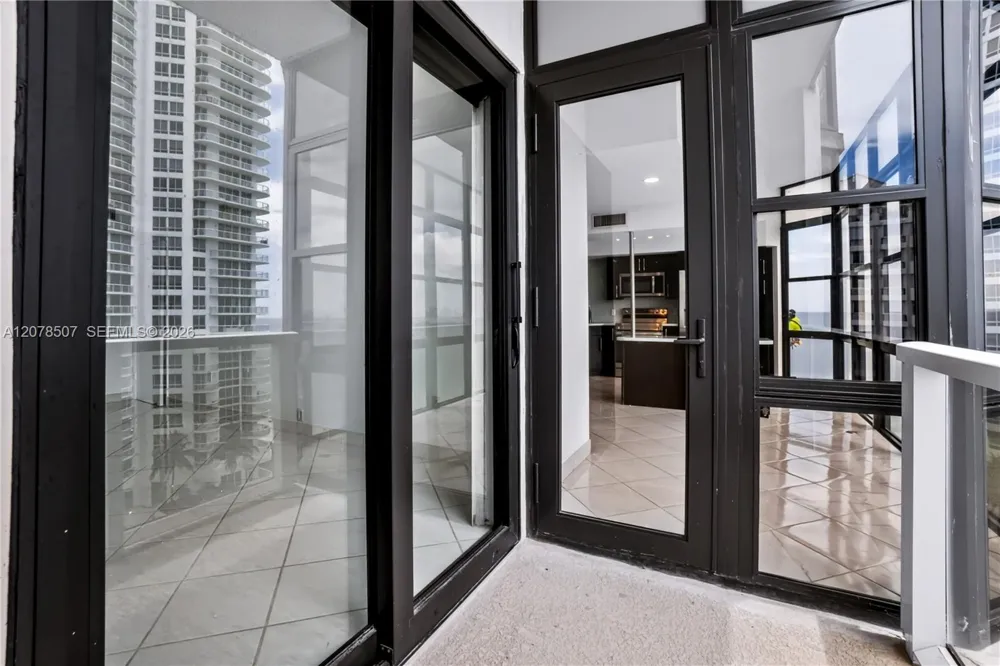6423 Collins Ave #1702 Miami Beach, FL 33141