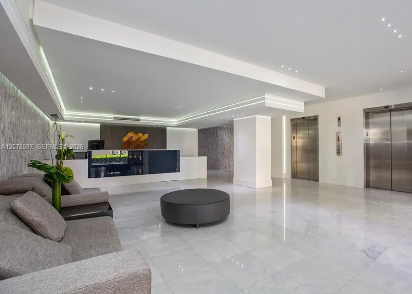 6423 Collins Ave #1702 Miami Beach, FL 33141