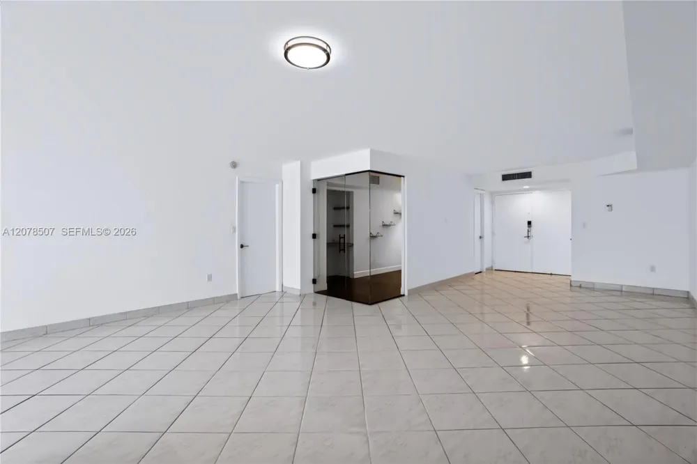 6423 Collins Ave #1702 Miami Beach, FL 33141