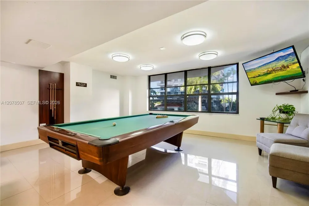 6423 Collins Ave #1702 Miami Beach, FL 33141