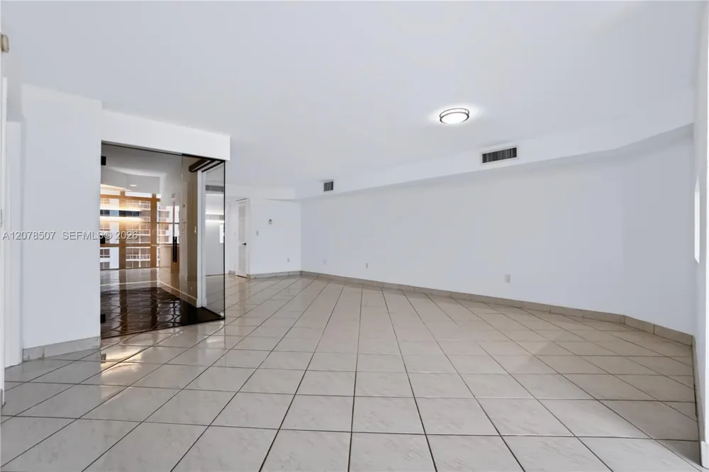 6423 Collins Ave #1702 Miami Beach, FL 33141