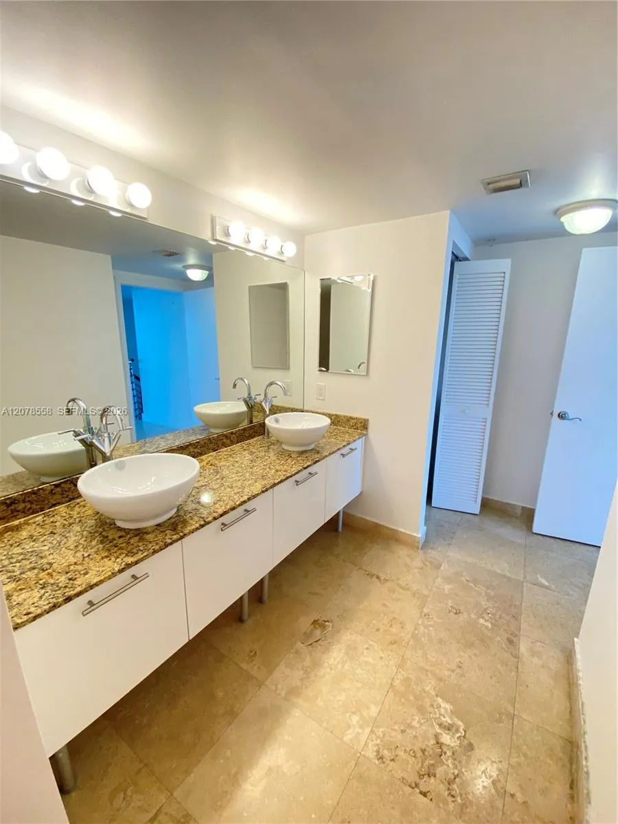 41 SE 5th St #1109 Miami, FL 33131