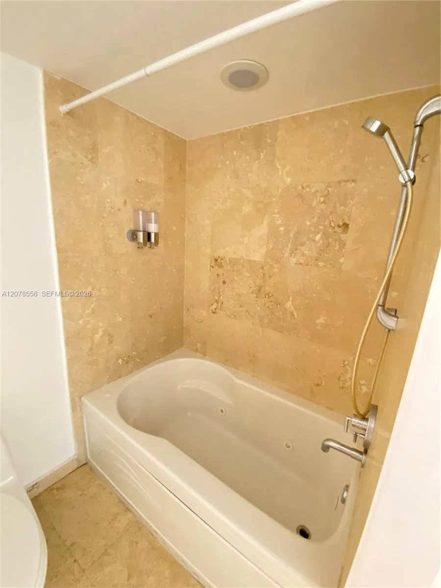 41 SE 5th St #1109 Miami, FL 33131