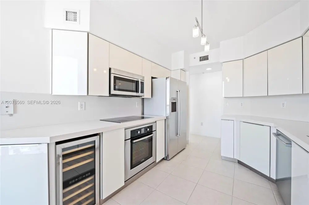 3370 Hidden Bay Dr #2102 Aventura, FL 33180